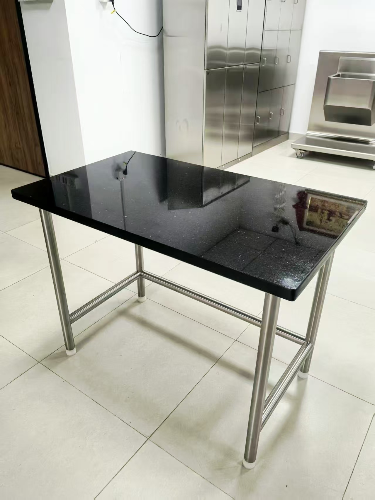 Ingenuity Hidden in Arcs: A Table of Exquisite Craftsmanship