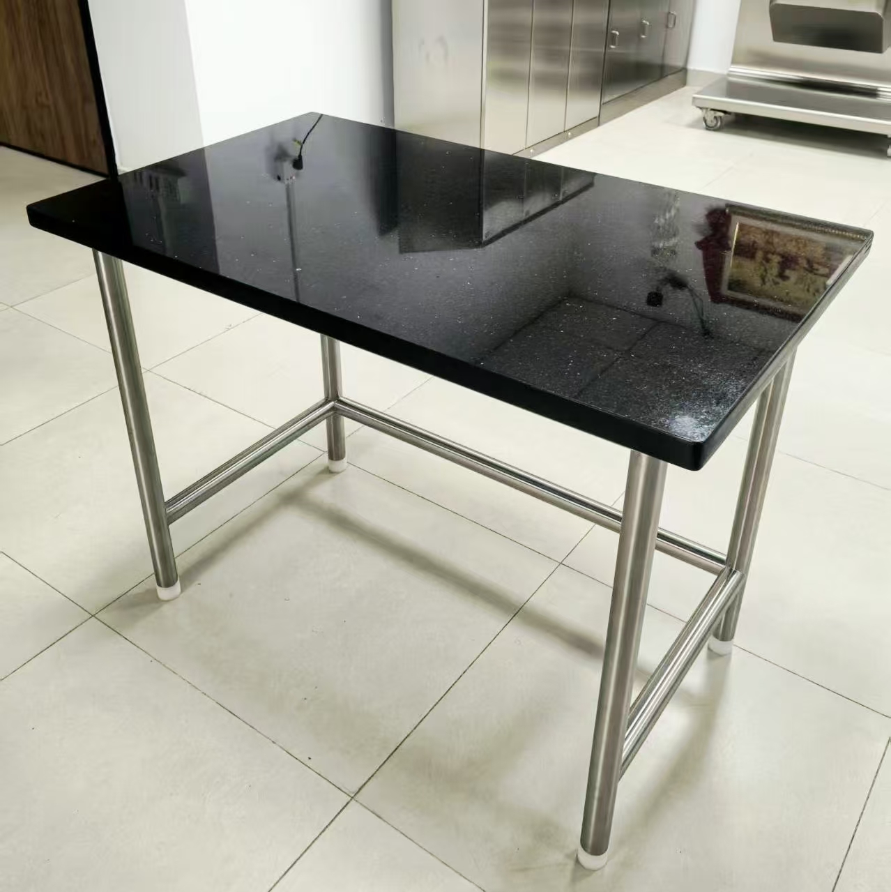 Functional Design Elements of Stainless Steel Cleanroom Tables Improving Workflow